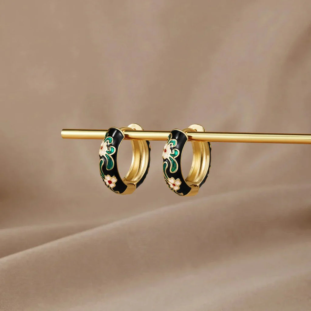 Vioraia Black Gold Hoop Flower Earrings