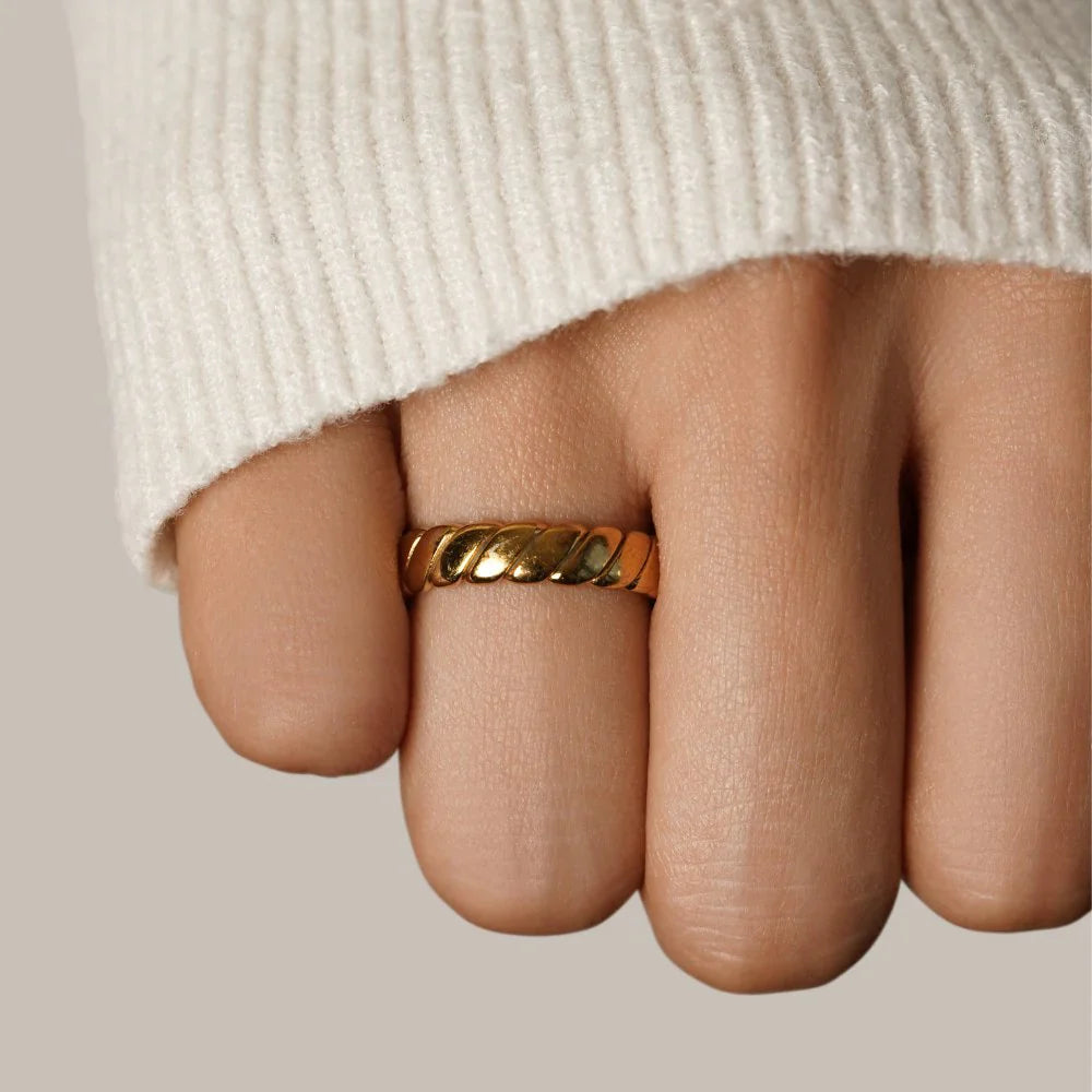 Vioraia Calira Twisted Infinity Ring
