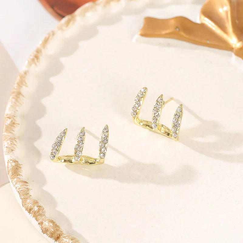 Vioraia Sparkling Three-Claw Earrings