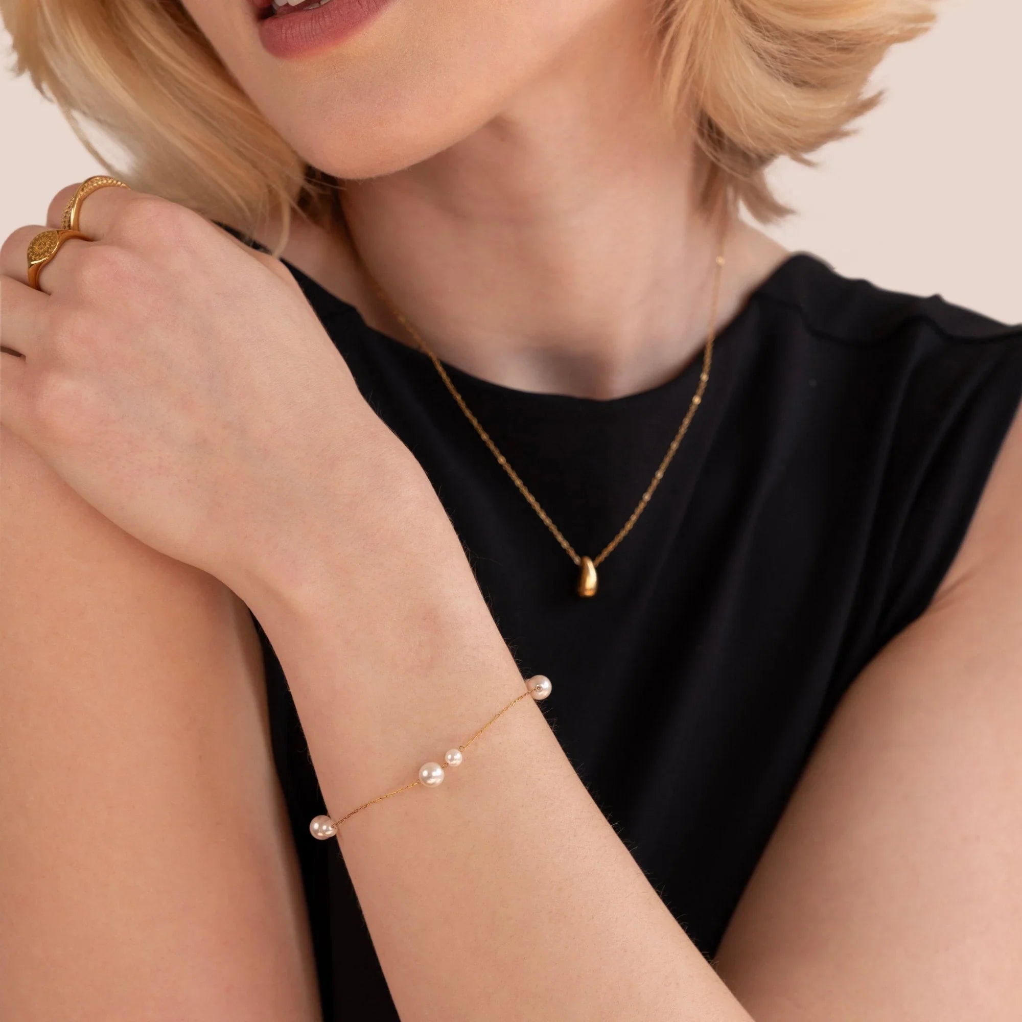 Vioraia Elena Dainty Pearl Bracelet