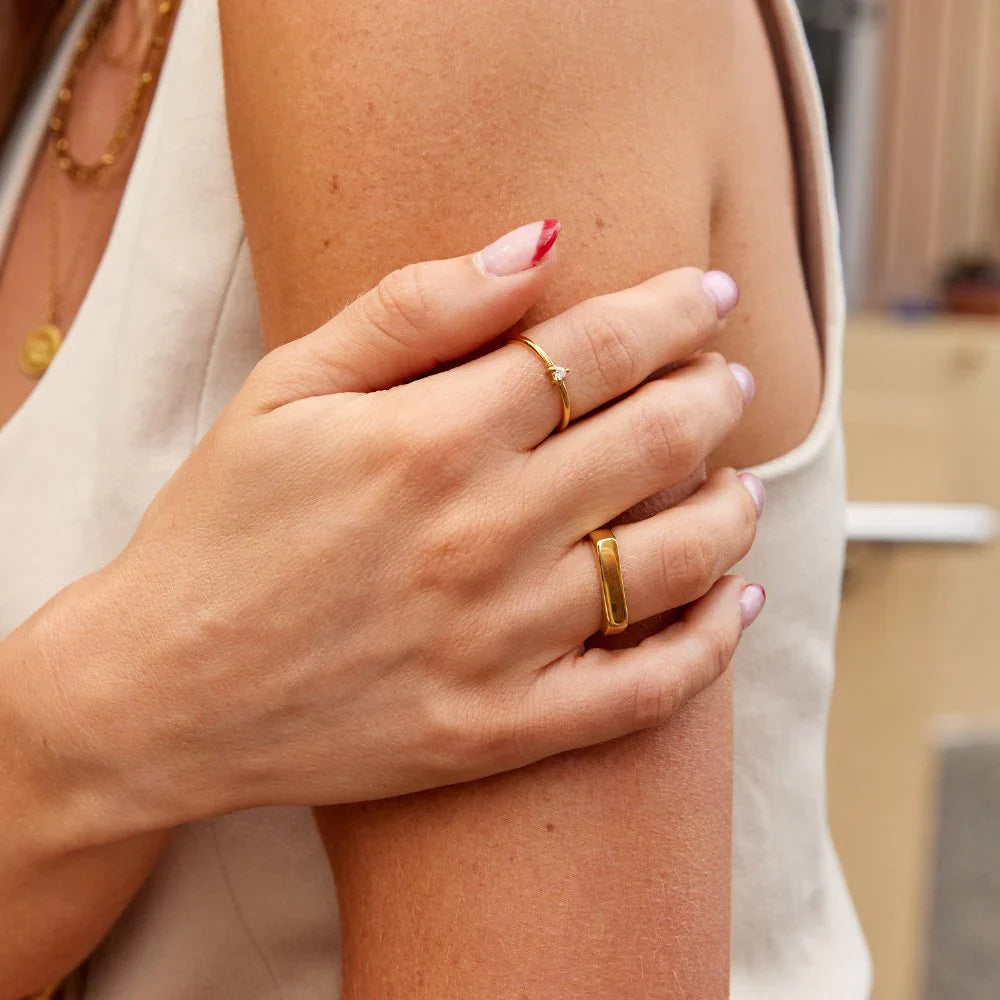 Vioraia Lola Bar Signet Ring