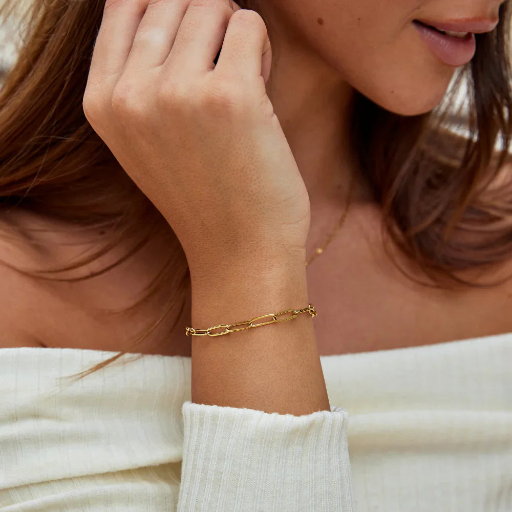 Vioraia Paperclip Gold Bracelet