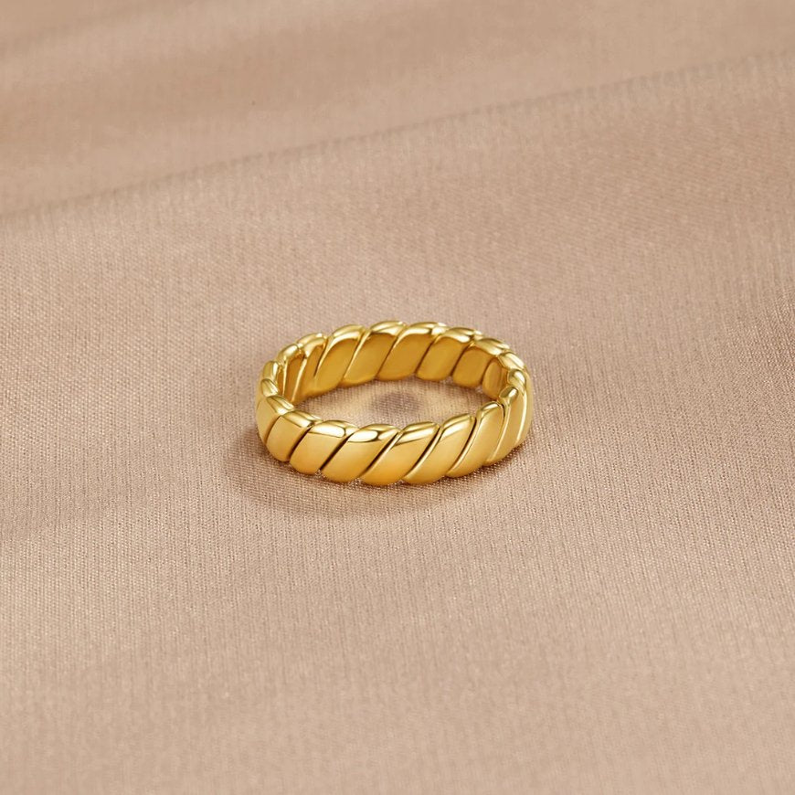 Vioraia Calira Twisted Infinity Ring