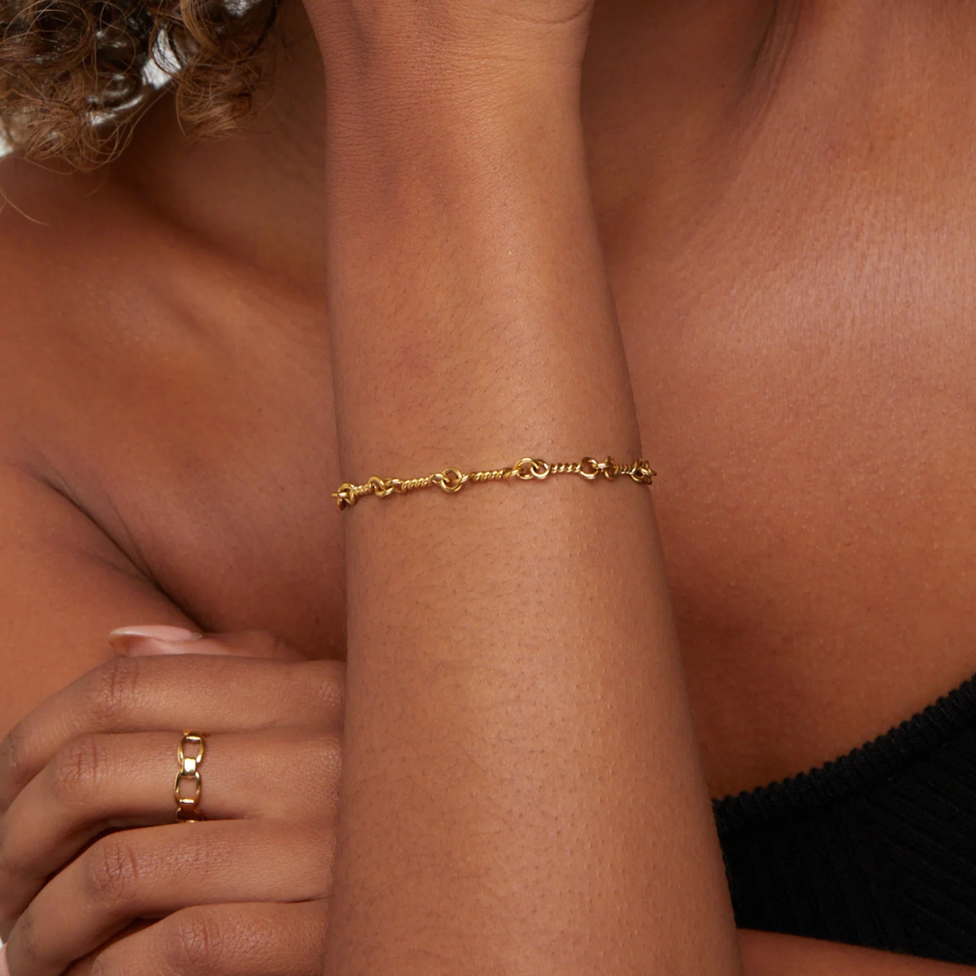 Vioraia Figaro Gold Knot Chain Bracelet