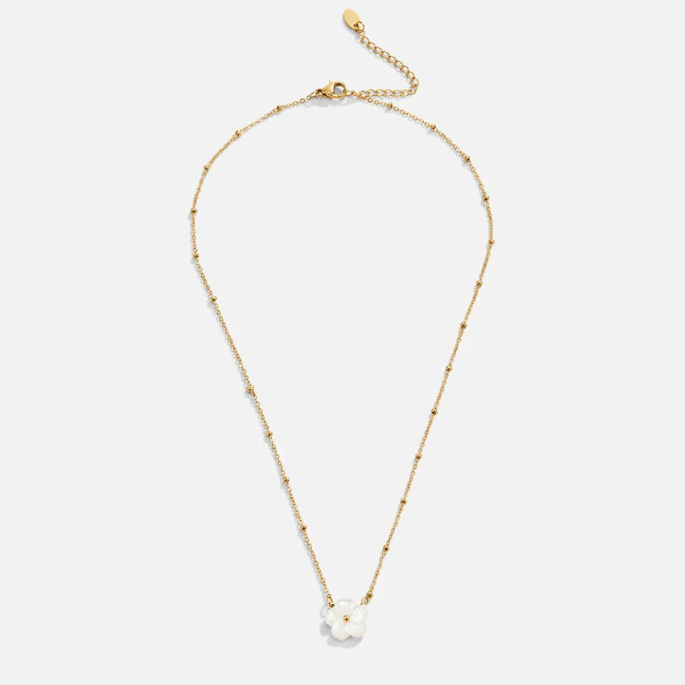 Vioraia White Blossom Flower Necklace