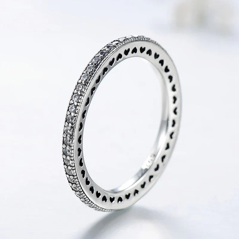 Vioraia Lavish Hearts Ring