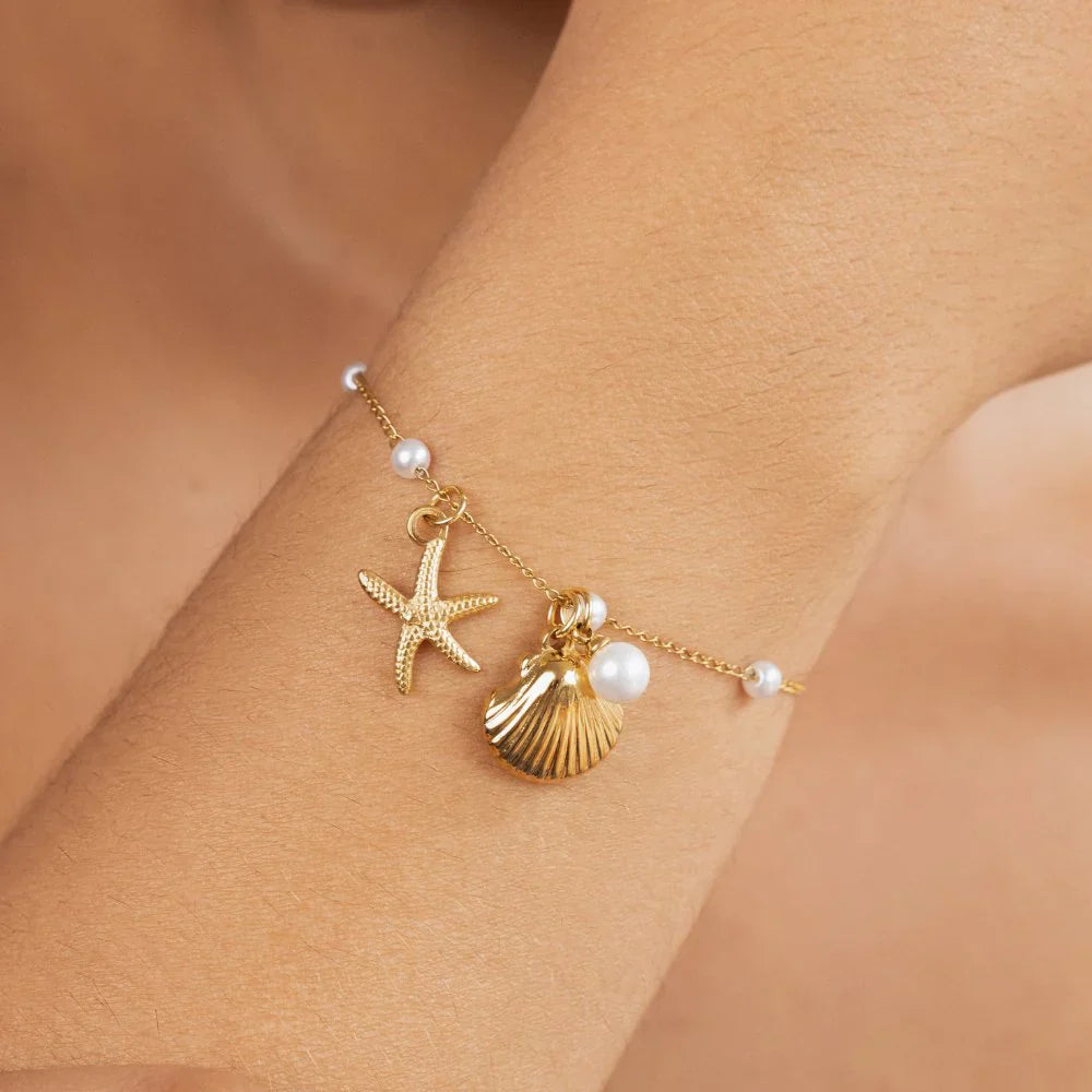 Vioraia Aria Shell Charm Bracelet