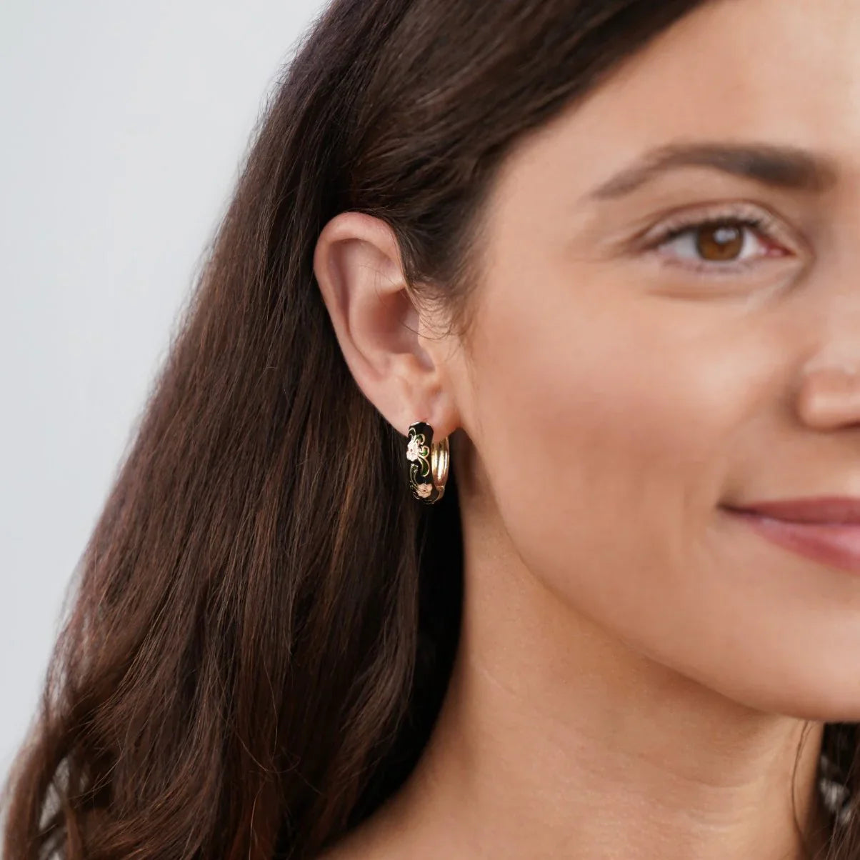 Vioraia Black Gold Hoop Flower Earrings
