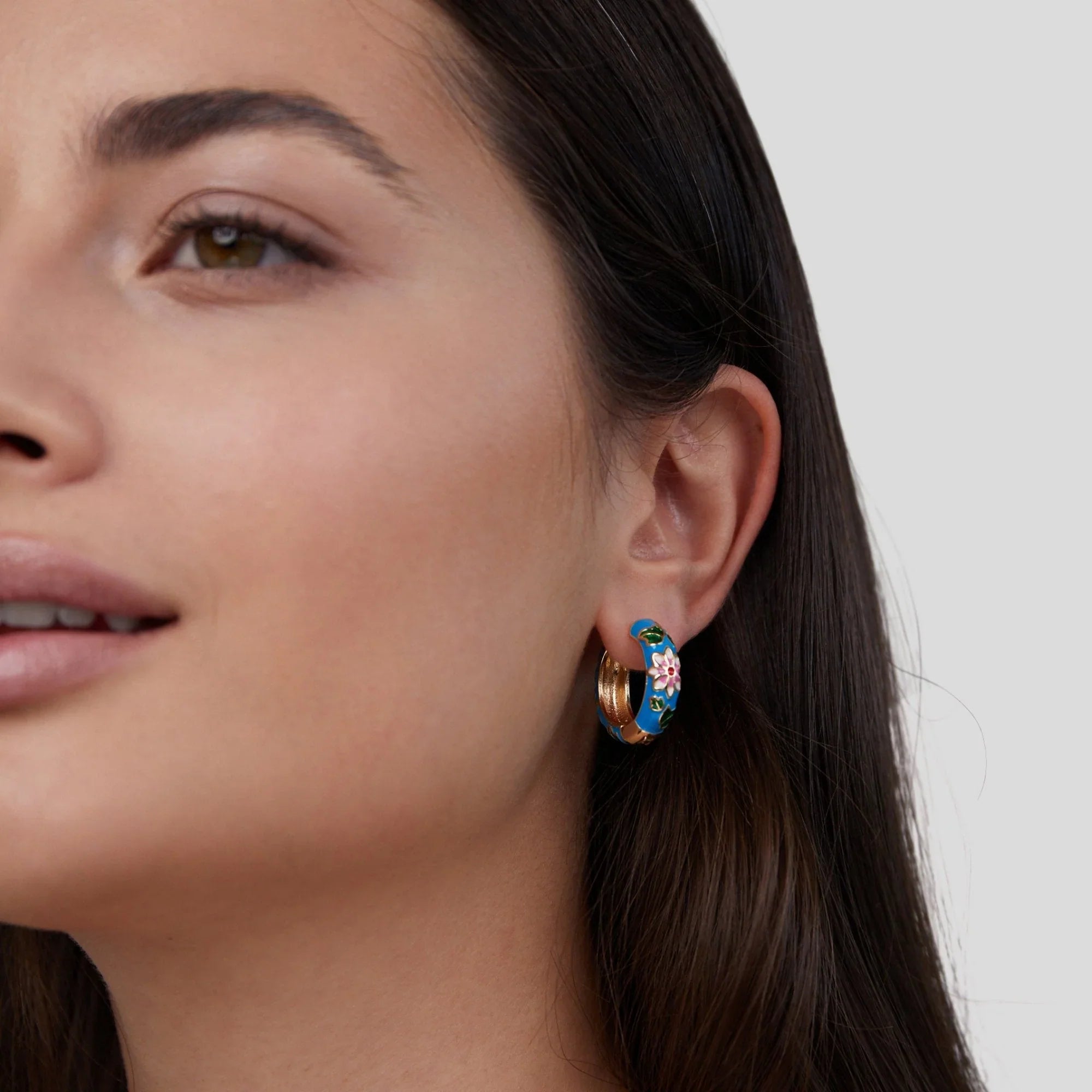 Vioraia Gold Hoop Flower Earrings
