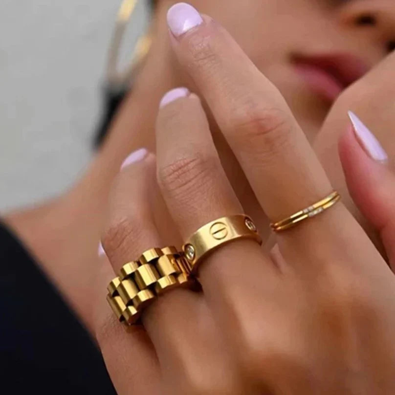 Vioraia Chunky Gold Chain Ring