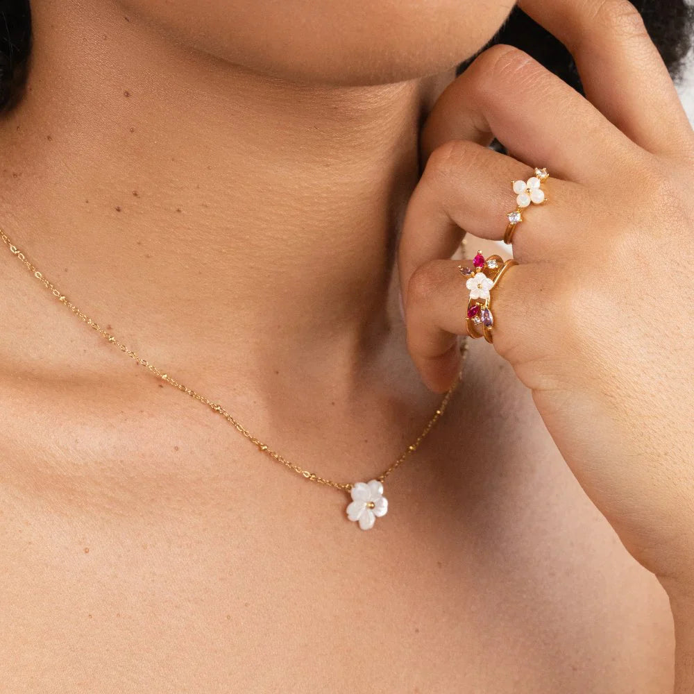 Vioraia White Blossom Flower Necklace