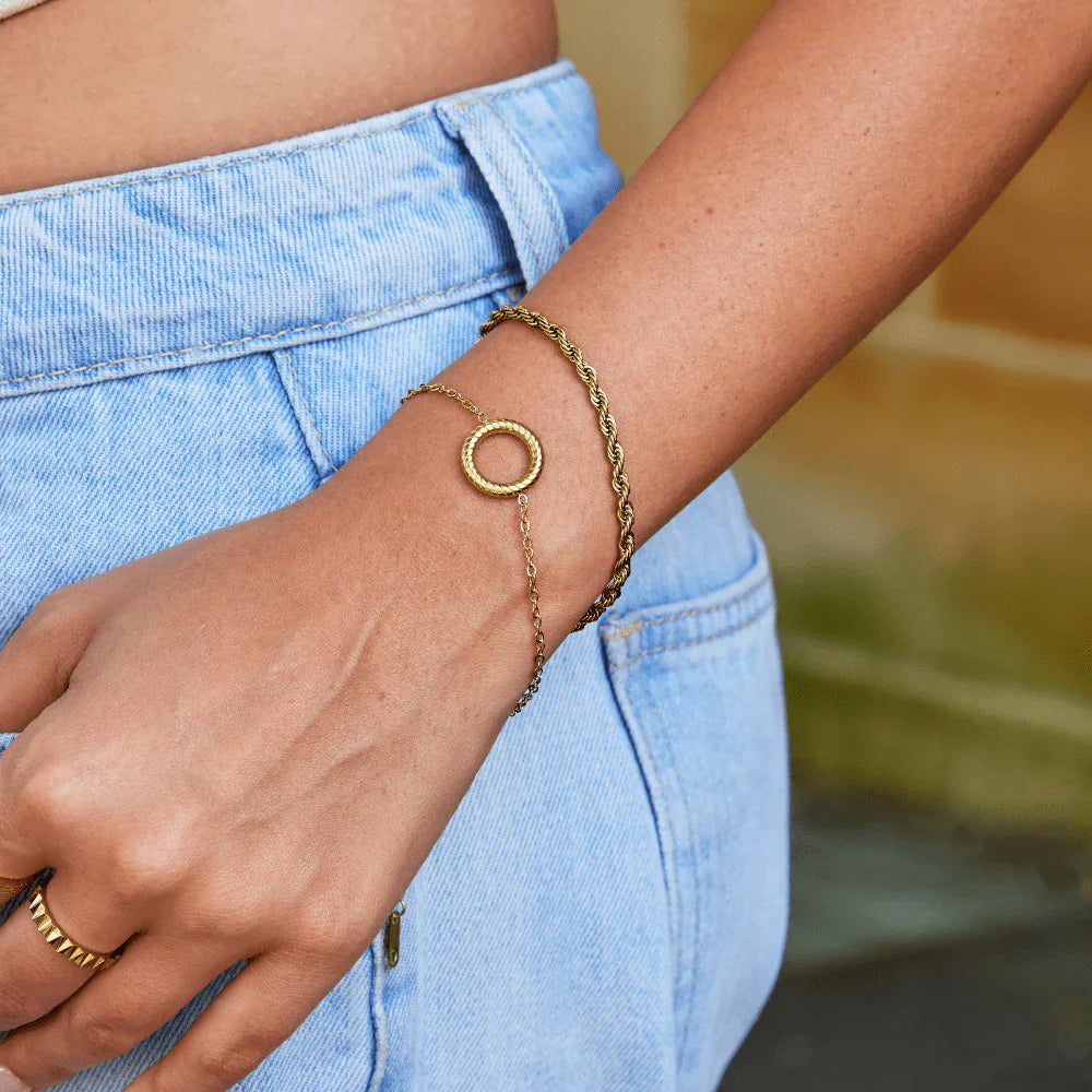 Vioraia Avery Circle Gold Bracelet
