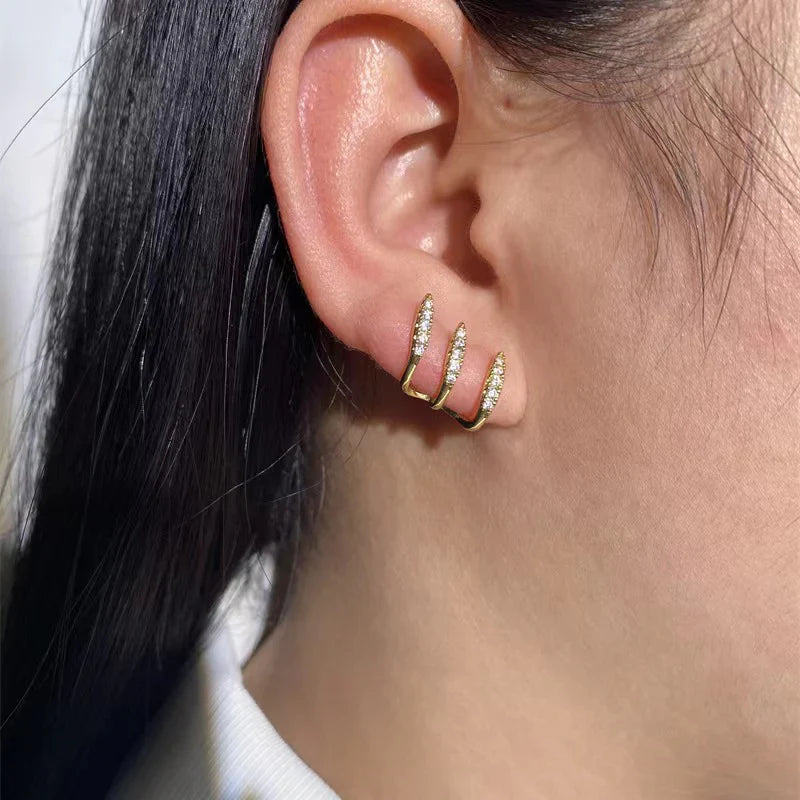 Vioraia Sparkling Three-Claw Earrings